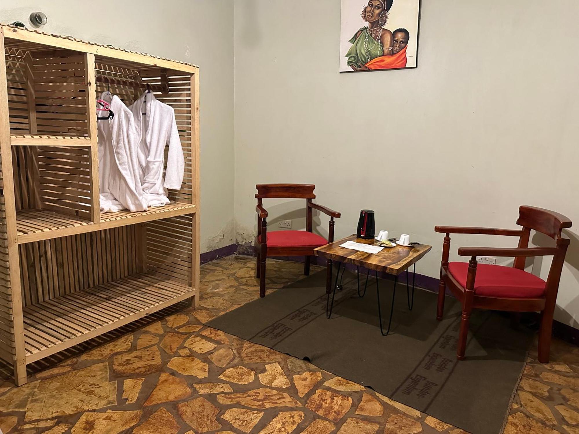 Afro Smile Hotel & Guest House Jinja Exterior photo